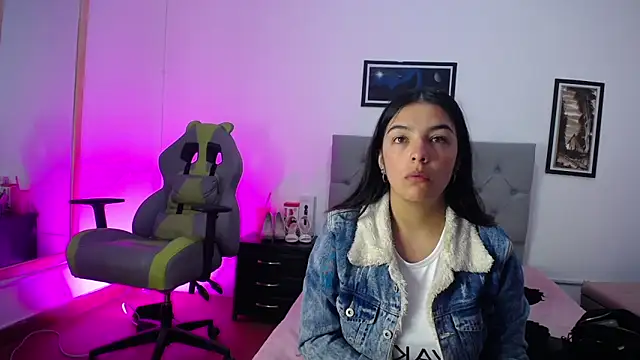 Snapshot of Esmeraldaa- chatting on October 2025 04:24:01 AM Esmeraldaa- online show from October 2025 04:24:01 AM