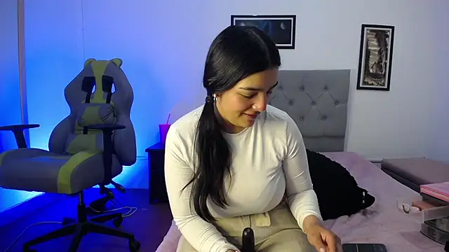 Snapshot of Esmeraldaa- chatting on October 2025 04:20:02 AM Esmeraldaa- online show from October 2025 04:20:02 AM