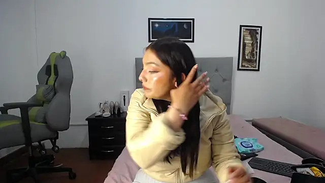 Snapshot of Esmeraldaa- chatting on November 2025 04:01:02 AM Esmeraldaa- online show from November 2025 04:01:02 AM