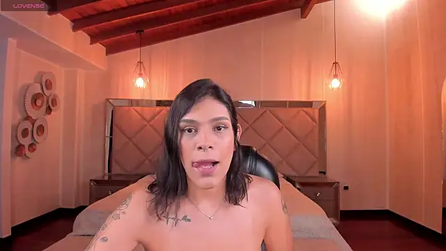 Snapshot of SarahYates chatting on September 2025 04:12:02 AM SarahYates online show from September 2025 04:12:02 AM