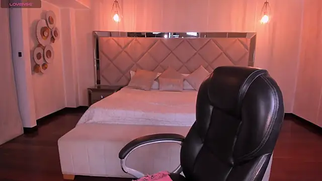 Snapshot of SarahYates chatting on September 2025 04:01:01 AM SarahYates online show from September 2025 04:01:01 AM