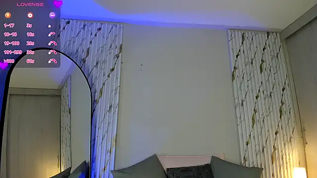 Snapshot of MissVioleet_ chatting on October 2025 05:01:01 PM MissVioleet online show from October 2025 05:01:01 PM