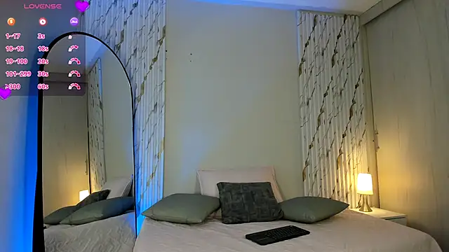 Snapshot of MissVioleet_ chatting on October 2025 05:14:02 PM MissVioleet online show from October 2025 05:14:02 PM