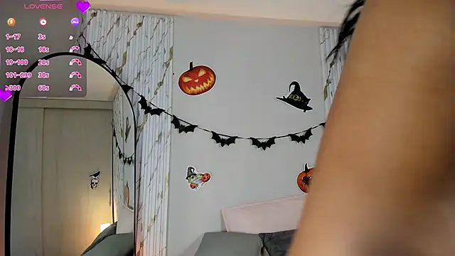 Snapshot of MissVioleet_ chatting on October 2025 05:02:02 PM MissVioleet online show from October 2025 05:02:02 PM