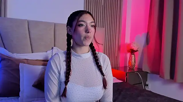 Snapshot of Victoria_Beaumont chatting on October 2025 11:33:02 AM Victoria Beaumont online show from October 2025 11:33:02 AM