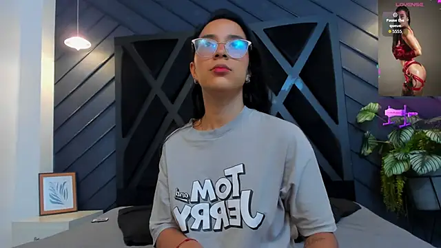 zoe martins  online show from October 2025 05:32:01 PM