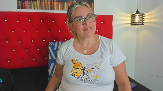 carolinacrus01 online show from October 2025 04:59:02 PM