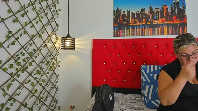 carolinacrus01 online show from October 2025 03:02:01 PM