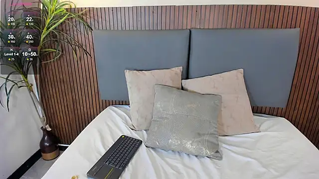 Laylalanne online show from September 2025 07:59:01 PM