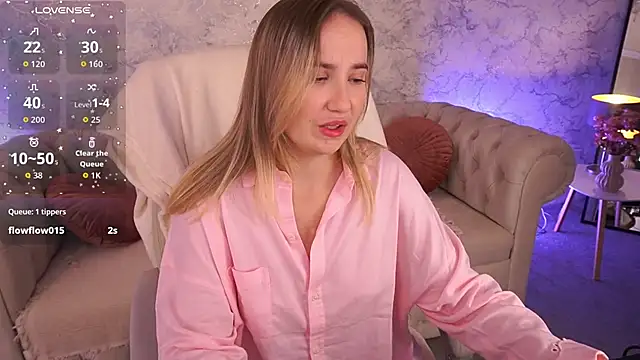 Snapshot of SofieBloom chatting on October 2025 11:45:02 PM SofieBloom online show from October 2025 11:45:02 PM