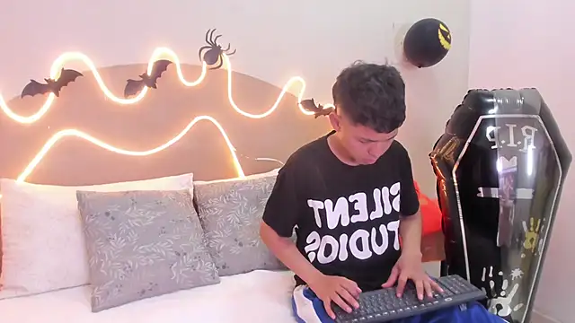 Snapshot of Enrrixxx_ chatting on October 2025 07:31:02 PM Enrrixxx online show from October 2025 07:31:02 PM