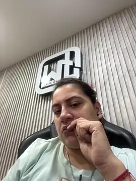 Snapshot of megvibes chatting on November 2025 01:32:01 PM megvibes online show from November 2025 01:32:01 PM