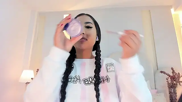 Snapshot of SalomeeBell chatting on October 2025 08:50:02 PM SalomeeBell online show from October 2025 08:50:02 PM