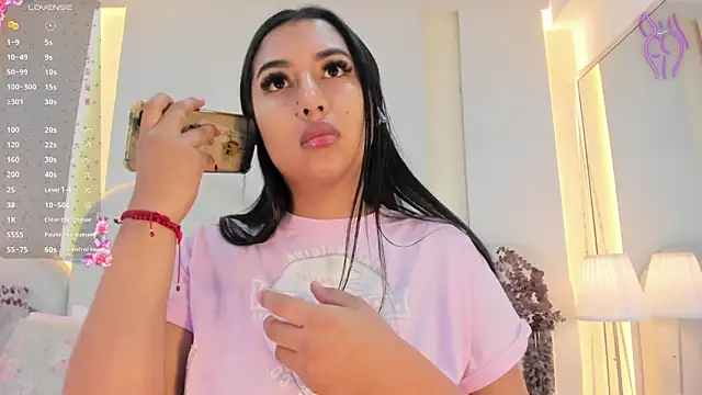 Snapshot of SalomeeBell chatting on October 2025 07:59:01 PM SalomeeBell online show from October 2025 07:59:01 PM