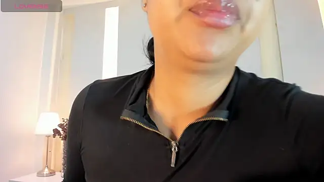 Snapshot of SalomeeBell chatting on October 2025 08:13:02 PM SalomeeBell online show from October 2025 08:13:02 PM