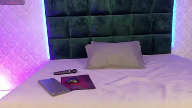 Snapshot of BeccaReedd chatting on September 2025 03:00:01 AM BeccaReedd online show from September 2025 03:00:01 AM