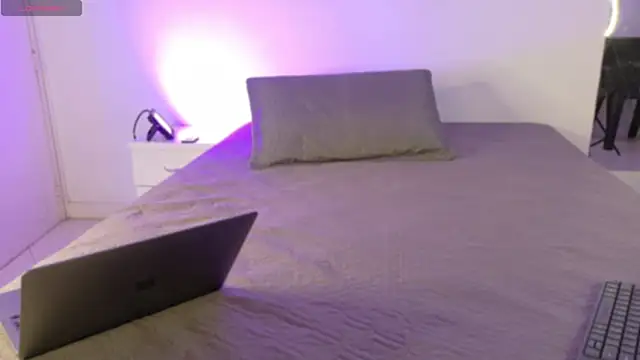 Snapshot of BeccaReedd chatting on October 2025 03:01:02 AM BeccaReedd online show from October 2025 03:01:02 AM