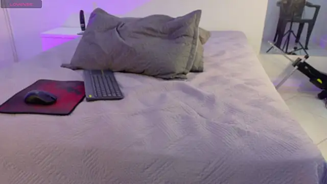 Snapshot of BeccaReedd chatting on October 2025 03:03:02 AM BeccaReedd online show from October 2025 03:03:02 AM