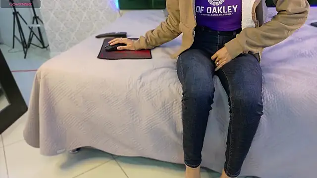 Snapshot of BeccaReedd chatting on October 2025 02:53:02 AM BeccaReedd online show from October 2025 02:53:02 AM