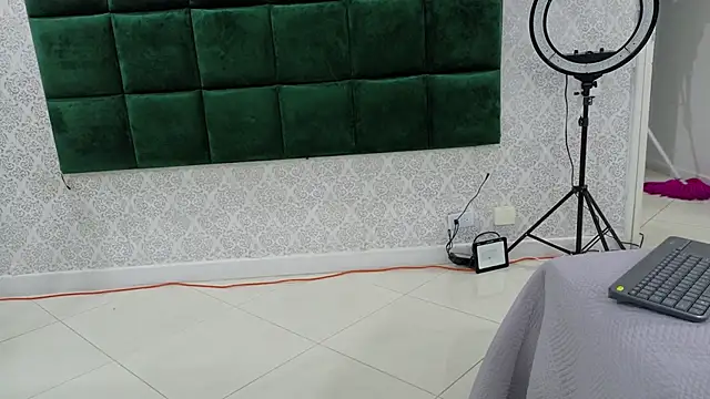 Snapshot of BeccaReedd chatting on October 2025 02:31:01 AM BeccaReedd online show from October 2025 02:31:01 AM