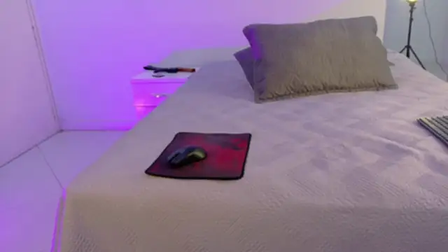 Snapshot of BeccaReedd chatting on October 2025 03:16:01 AM BeccaReedd online show from October 2025 03:16:01 AM