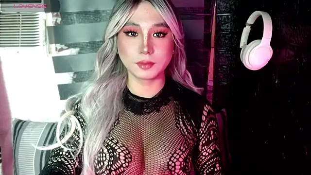 Snapshot of UrhotlucyTS chatting on October 2025 05:24:01 AM UrhotlucyTS online show from October 2025 05:24:01 AM