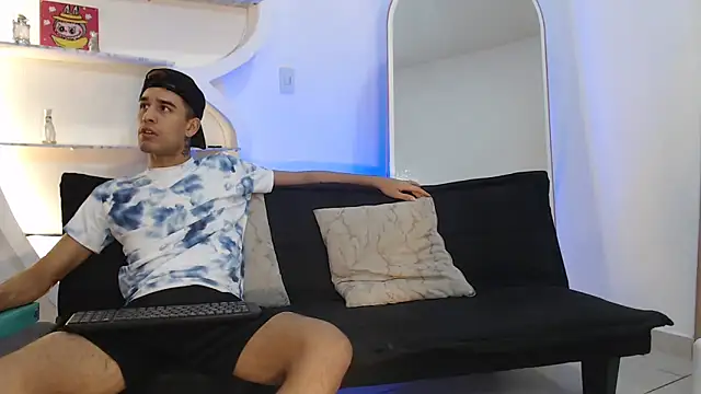 Snapshot of RED_EMPIRE chatting on October 2025 01:39:02 AM RED EMPIRE online show from October 2025 01:39:02 AM