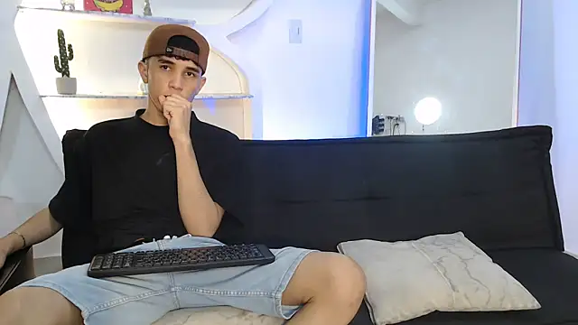 Snapshot of RED_EMPIRE chatting on October 2025 01:28:01 AM RED EMPIRE online show from October 2025 01:28:01 AM