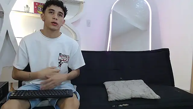 Snapshot of RED_EMPIRE chatting on November 2025 01:17:02 AM RED EMPIRE online show from November 2025 01:17:02 AM