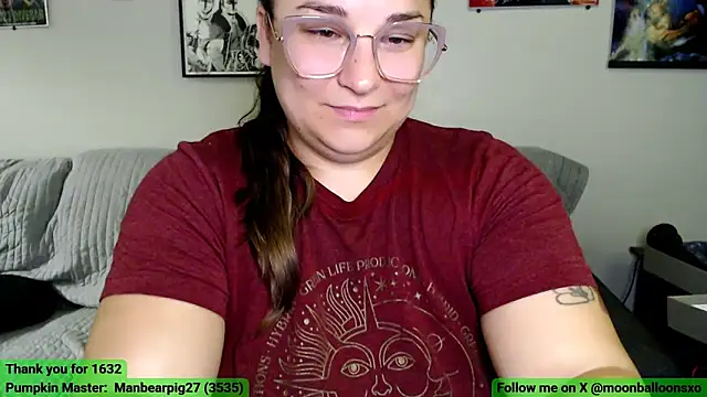 Snapshot of MoonBalloons chatting on October 2025 02:32:01 AM MoonBalloons online show from October 2025 02:32:01 AM