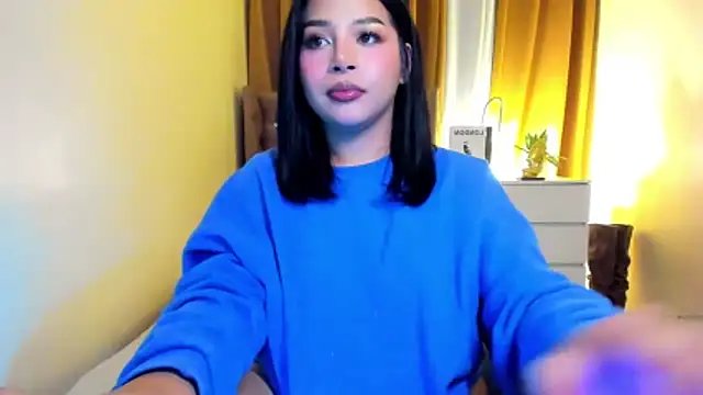 Snapshot of LauraLoove chatting on December 2025 05:00:01 PM LauraLoove online show from December 2025 05:00:01 PM