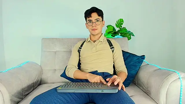 CamiiGuzmanX online show from September 2025 07:50:01 PM