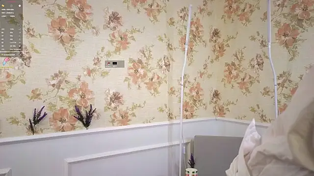 Snapshot of LynnaCure chatting on September 2025 03:22:01 AM LynnaCure online show from September 2025 03:22:01 AM