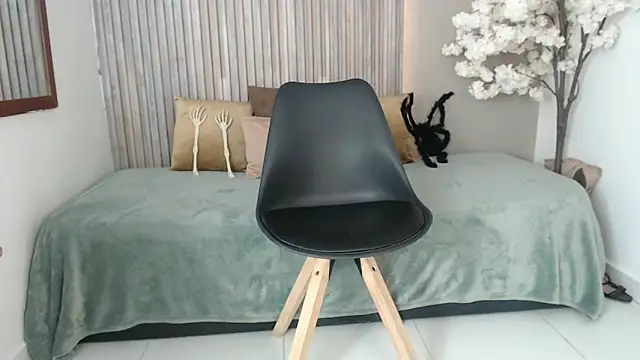 Michellee 20 online show from October 2025 01:46:02 PM