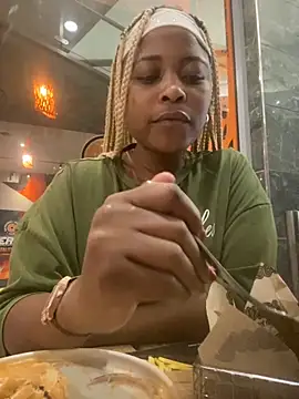 Snapshot of BQueen223 chatting on October 2025 07:05:01 PM BQueen223 online show from October 2025 07:05:01 PM