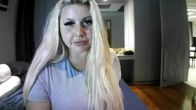 Snapshot of TiaDoll chatting on October 2025 04:16:01 PM TiaDoll online show from October 2025 04:16:01 PM