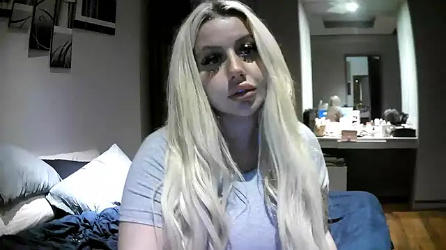 Snapshot of TiaDoll chatting on October 2025 03:44:02 PM TiaDoll online show from October 2025 03:44:02 PM