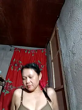 Snapshot of Everleigh_mom chatting on October 2025 07:42:01 AM Everleigh mom online show from October 2025 07:42:01 AM