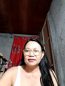 Snapshot of Everleigh_mom chatting on October 2025 07:58:01 PM Everleigh mom online show from October 2025 07:58:01 PM