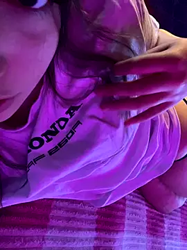 Snapshot of kiramedi chatting on October 2025 11:27:01 PM kiramedi online show from October 2025 11:27:01 PM