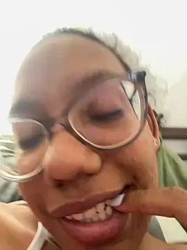 Snapshot of Valen1800 chatting on October 2025 04:02:02 PM Valen1800 online show from October 2025 04:02:02 PM