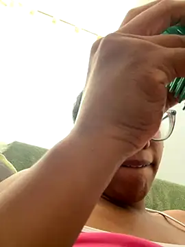 Snapshot of Valen1800 chatting on October 2025 07:16:01 PM Valen1800 online show from October 2025 07:16:01 PM