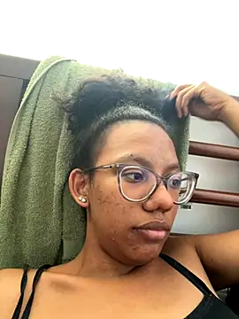 Snapshot of Valen1800 chatting on November 2025 05:03:01 PM Valen1800 online show from November 2025 05:03:01 PM