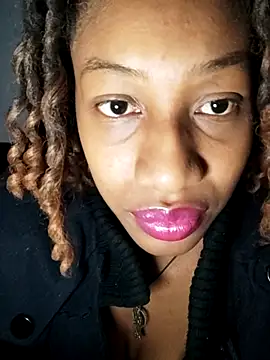 Snapshot of LeonaHot19 chatting on November 2025 04:44:02 AM LeonaHot19 online show from November 2025 04:44:02 AM