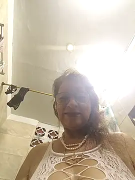 Snapshot of MaryeLunna chatting on November 2025 11:12:01 AM MaryeLunna online show from November 2025 11:12:01 AM