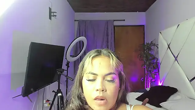 Snapshot of EmilyDuran_ chatting on October 2025 11:27:01 PM EmilyDuran online show from October 2025 11:27:01 PM