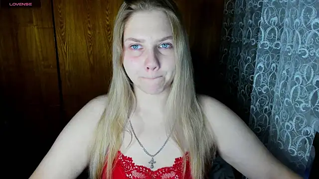 Snapshot of AlinaMors chatting on October 2025 09:04:01 PM AlinaMors online show from October 2025 09:04:01 PM