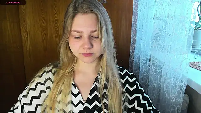 Snapshot of AlinaMors chatting on October 2025 11:33:02 AM AlinaMors online show from October 2025 11:33:02 AM