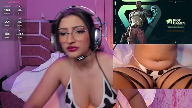 Snapshot of AriaNova_ chatting on November 2025 12:59:02 PM AriaNova online show from November 2025 12:59:02 PM