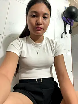 Duyen02 online show from October 2025 05:44:02 PM